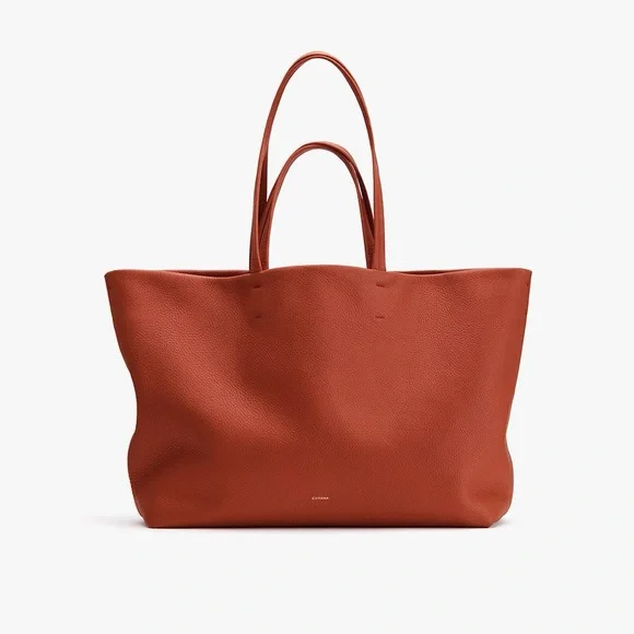 Cuyana Classic Easy Tote in RIOJA Pebbled Leather - Picture 4 of 13